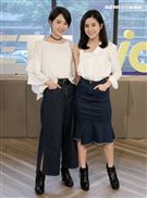 雙人美聲團體「晨悠」接受三立新聞網專訪。（記者邱榮吉/攝影）