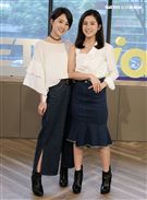 雙人美聲團體「晨悠」接受三立新聞網專訪。（記者邱榮吉/攝影）