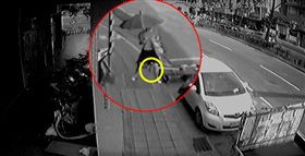 爆料公社,大便,踩到屎,監視器,女子,穿裙子,