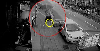 這招你會嗎？穿裙邊走路邊「棒屎」！