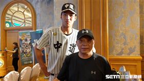 中道總教練和高三投手林栚呈。（圖／記者王怡翔攝）
