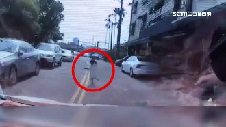 移動式神主牌！女童橫越馬路險遭撞飛