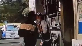 加油5百送喇舌？馬尾妹扯口罩獻吻　網暴動：我開聯結車！ 圖翻攝自台灣新聞記者聯盟資訊平台臉書