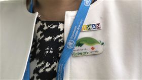 林靜儀徽章第71屆世界衛生大會（WHA）21日揭幕，民進黨籍立委林靜儀進場旁聽，但因徽章有台灣字樣，一度遭到中國口音人士抗議。（WHA採訪團提供）中央社記者戴雅真日內瓦傳真　107年5月21日