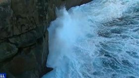 澳洲一名20歲印度籍留學生安基特（Ankit）與友人到The Gap遊玩，他為了要自拍，不慎墜落懸崖，接著又被大浪捲走身亡。當地警長Supt Dom Wood提醒，遊客要遊玩要記得保持距離，以免釀成無法挽回的悲劇。（圖／翻攝自YouTube《Gap Fall | 9 News Perth》）