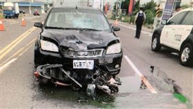 男子酒駕闖紅燈　女騎士遭撞死台南市一名莊姓男子20日清晨涉嫌酒後駕車且闖紅燈，撞死一名機車女騎士，機車被卡在自小客車車頭與地面間拖行數十公尺才停下。全案依過失致死、公共危險罪等罪嫌偵辦。（翻攝畫面）中央社記者楊思瑞傳真　107年5月20日