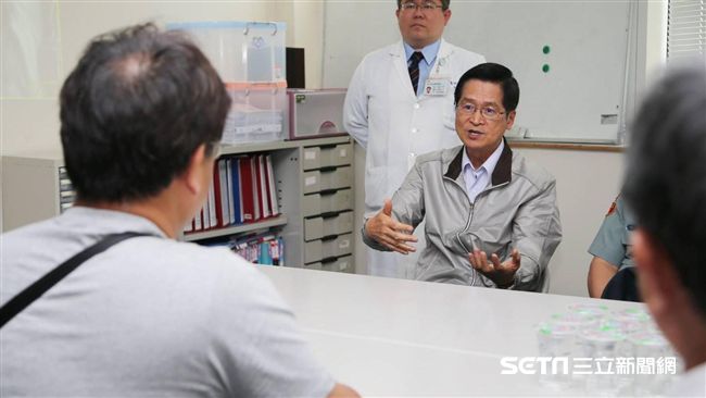 國防部長再探視！秦良丰皺眉院方振奮