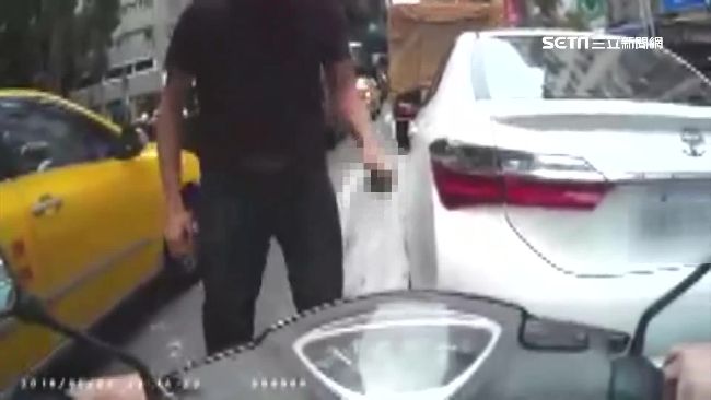 不滿被按喇叭！男怒下車亮刀恐嚇騎士