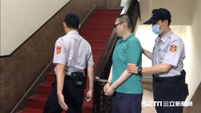逆子開賓士撞死父　當庭跟媽討抱抱！