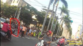 別人的孩子死不完？學生放學走斑馬線　險被搶快大媽撞倒
圖／翻攝自爆怨公社