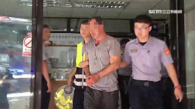 才因性騷擾被逮　老外法院又伸鹹豬手