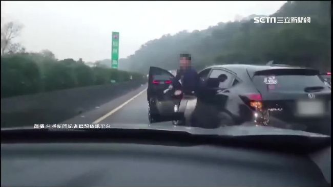 你開車愛發飆？試試拿橡皮筋彈自己手