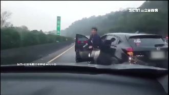 你開車愛發飆？試試拿橡皮筋彈自己手