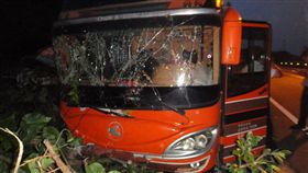 花蓮客運司機疑打瞌睡撞橋墩，6人送醫。（圖／翻攝畫面）