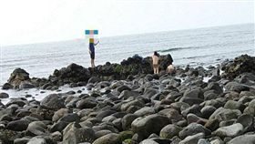 三芝海邊,男女全裸,拍照（圖／爆料公社）