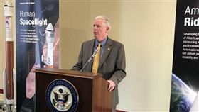 美國眾議員布魯克斯（Mo Brooks）
https://www.facebook.com/RepMoBrooks/photos/a.157366447645354.32248.155220881193244/1250922831623038/?type=3&theater