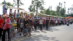 蜈蚣座嘉年華  金門華麗登場2018金門迎城隍-蜈蚣座親子嘉年華活動19日在金城鎮登場，62節蜈蚣座浩浩蕩蕩出發。鎮公所請專人為小朋友精心打扮，整個隊伍華麗熱鬧。中央社記者黃慧敏攝 107年5月19日 