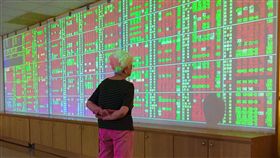 台股開高走高（3）美中貿易談判達成共識，雙方不打貿易戰，並停止互相加徵關稅，激勵台股開高走高，被動元件族群普遍走高，帶動指數早盤一度大漲逾120點，大盤指數突破10900點關卡。中央社記者董俊志攝　107年5月21日