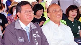 鄭文燦提對策解決放流水排放　蘇貞昌稱許為解決機場捷運A7站合宜住宅放流水排放問題，桃園市長鄭文燦（前左）21日宣布將興建放流水專管及水資源回收中心，民進黨提名新北市長參選人蘇貞昌（前右）也特別出席記者會，稱讚鄭文燦處理事情觀念好、效率佳。中央社記者吳睿騏桃園攝　107年5月21日