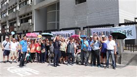 逢甲商圈道路拓寬惹議　市府：絕無黑箱國民黨籍台中市議員楊正中（前中黑衣者）日前率部分大鵬新城住戶出面反對市府擬拓寬逢甲大學南側8米計畫道路為10米計畫，並控訴市府黑箱作業。台中市都發局21日表示，一切依法絕無黑箱。（楊正中服務處提供）中央社記者郝雪卿傳真　107年5月21日