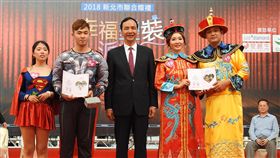 新北變裝聯合婚禮　朱立倫送上祝福2018新北市聯合婚禮20日於市民廣場盛大舉辦，120對新人共襄盛舉，市長朱立倫（前中）擔任證婚人，祝福新人們共組美滿家庭，早日創造愛情結晶。中央社記者王鴻國攝　107年5月20日