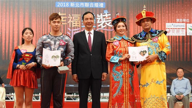 新北變裝聯合婚禮 120對新人樂開懷