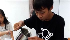 澎湖家扶開辦樂飲社（1）澎湖家扶中心在七美設置的海囝仔書屋，20日起開辦飲料調製班，利用每月的週休假日授課，提供離島小朋友多元學習機會。圖為小朋友學習調製泡沫紅茶。（澎湖家扶提供）中央社　107年5月20日