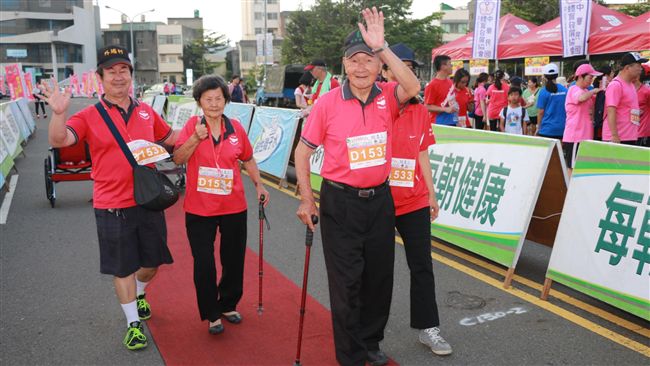 80歲老夫妻參加路跑　3公里不嫌遠