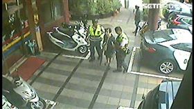 台北市萬華區1名王姓老婦，為了碗粿從住家走到祖師廟門口，卻因頭暈而癱坐在地上，警方獲報後將她帶回派出所安置（翻攝畫面）