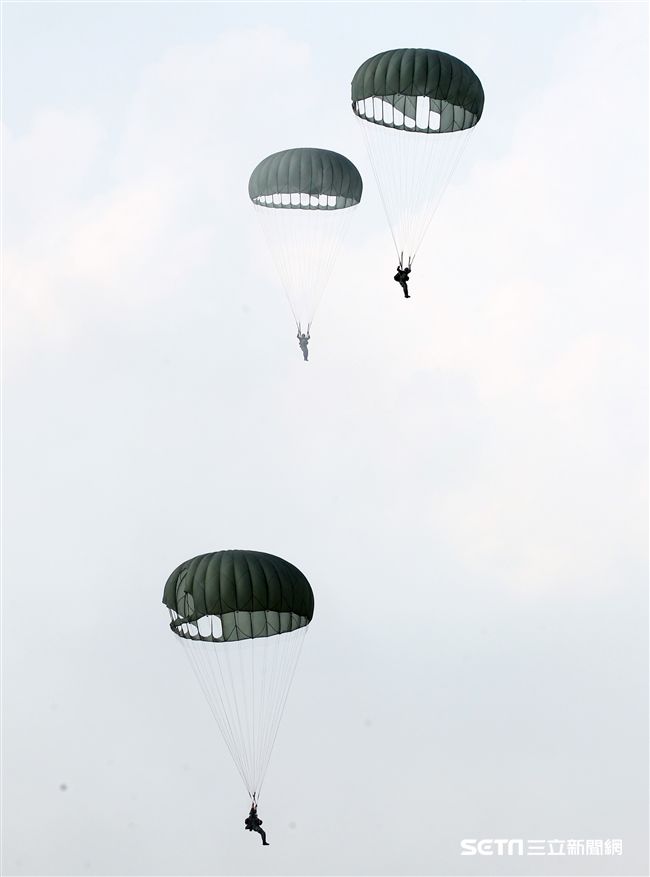 傘兵從1300英呎高空跳出。 （圖／記者邱榮吉攝）