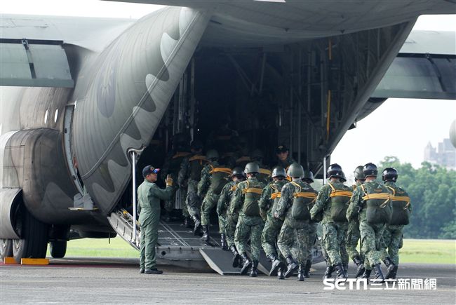 傘兵學員整齊劃一登機。（圖／記者邱榮吉攝）