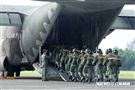 傘兵學員整齊劃一登機。（圖／記者邱榮吉攝）