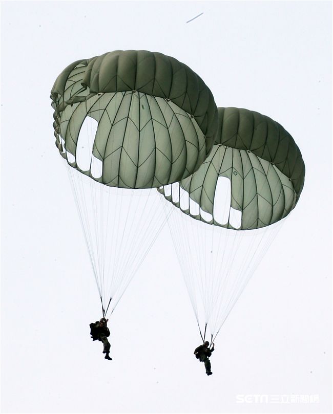 傘兵從1300英呎高空跳出。 （圖／記者邱榮吉攝）