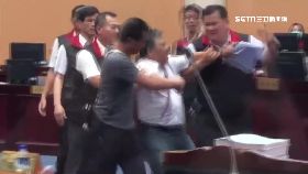 闖議會鬧事1200