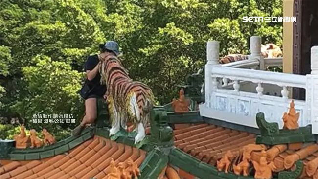 女遊客爬10米龍虎塔拍照　遊客氣罵