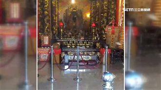 財神爺顯靈？蜜蜂盤旋天公爐十分鐘