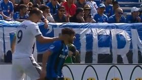 瑞典戰神被踩腳　怒巴對手頭領紅出場
足球,MLS,洛杉磯銀河,隊長,伊布,Zlatan Ibrahimović,紅牌
https://www.reddit.com/r/sports/comments/8l525c/zlatans_fresh_shoes/