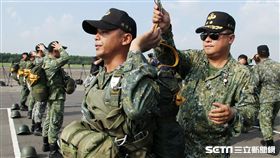 傘兵學員穿傘教官檢查傘。（圖／記者邱榮吉攝）