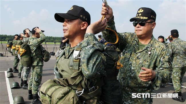 秦員跳傘意外　陸軍先暫停「背包跳」