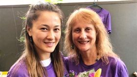 康榮雅（左）與母親。（圖／翻攝自康榮雅微博）