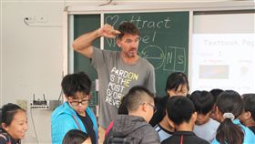 小學試辦英語授課  台南經驗躍上國際台南市8所小學在106學年度試辦以英語融入其他科目教學計畫，受委託評估成效的國立成功大學外語中心發現成效顯著，已將研究成果投稿至國際研討會。圖為西門小學自然課外師授課情形。中央社記者楊思瑞攝  107年4月2日