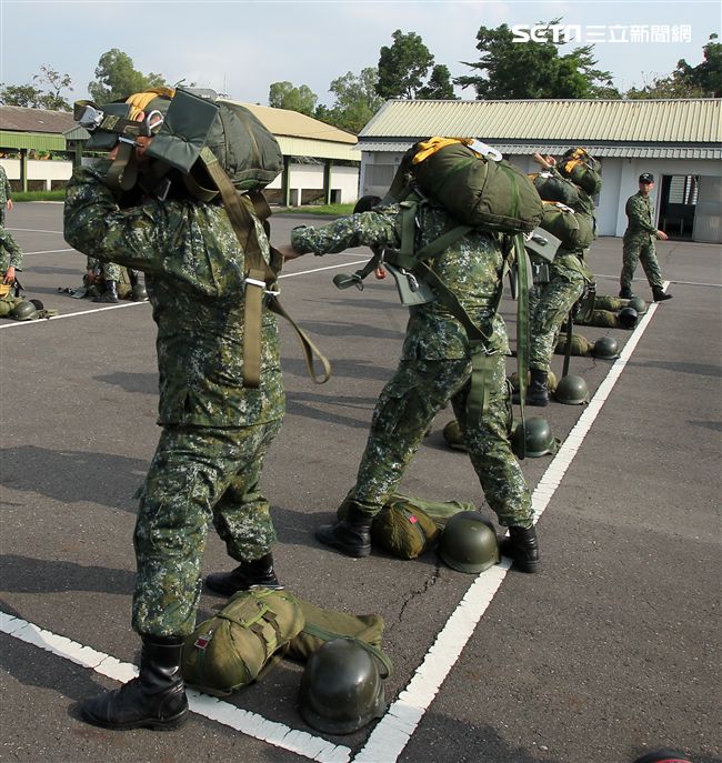 傘兵學員穿傘教官檢查傘。（記者邱榮吉/屏東拍攝）