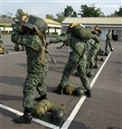 傘兵學員穿傘教官檢查傘。（記者邱榮吉/屏東拍攝）