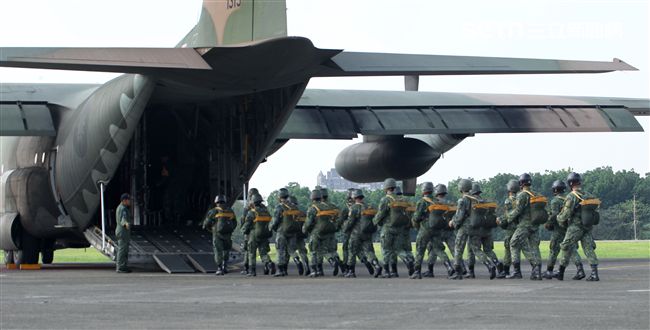 傘兵學員揹著降落傘整齊劃一步伐登機。（記者邱榮吉/屏東拍攝）