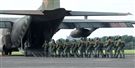 傘兵學員揹著降落傘整齊劃一步伐登機。（記者邱榮吉/屏東拍攝）