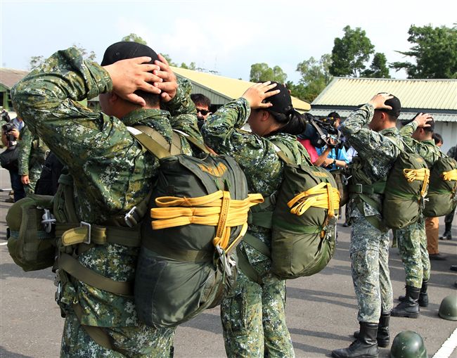 傘兵學員穿傘教官檢查傘。（記者邱榮吉/屏東拍攝）
