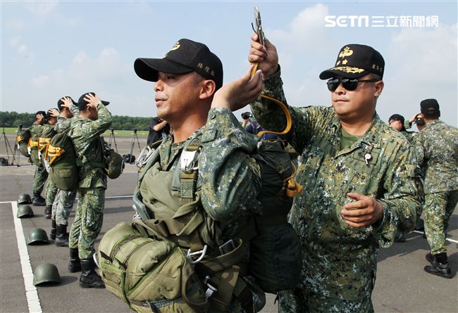 傘兵學員穿傘教官檢查傘。（記者邱榮吉/屏東拍攝）