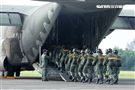 傘兵學員揹著降落傘整齊劃一步伐登機。（記者邱榮吉/屏東拍攝）