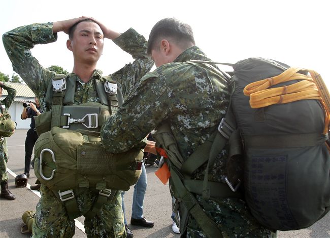 傘兵學員穿傘教官檢查傘。（記者邱榮吉/屏東拍攝）