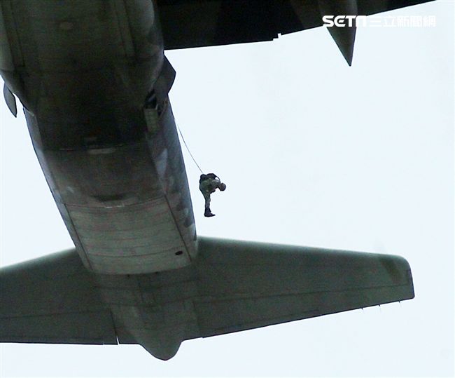 傘兵從1300英呎高空跳出。（記者邱榮吉/屏東拍攝）